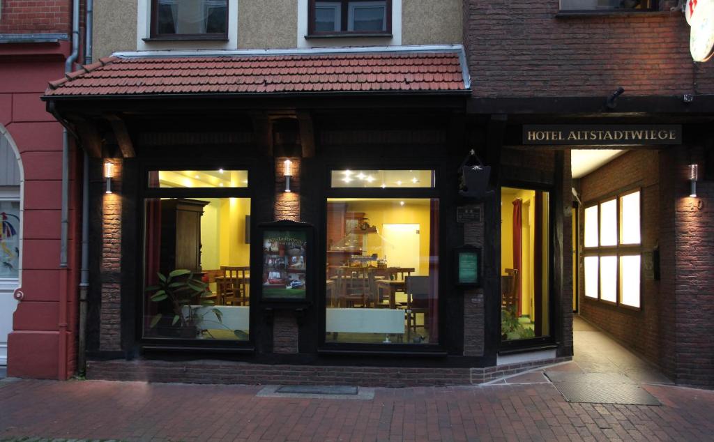 una tienda frente a un edificio de ladrillo con ventanas en Hotel Altstadtwiege, en Hameln