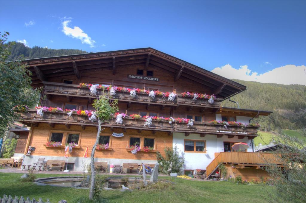 Nespecifikovaný výhled na hory nebo výhled na hory při pohledu z hotelu