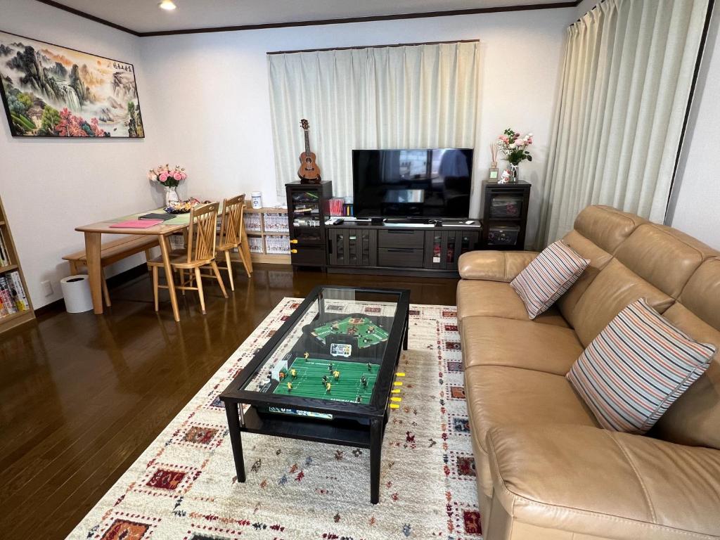 松島雅居 في طوكيو: غرفة معيشة مع أريكة وطاولة قهوة
