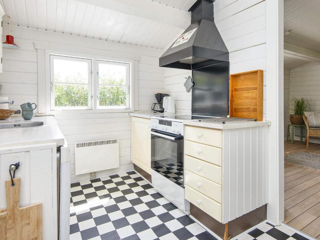 Kuchyň nebo kuchyňský kout v ubytování Holiday home Fanø LII