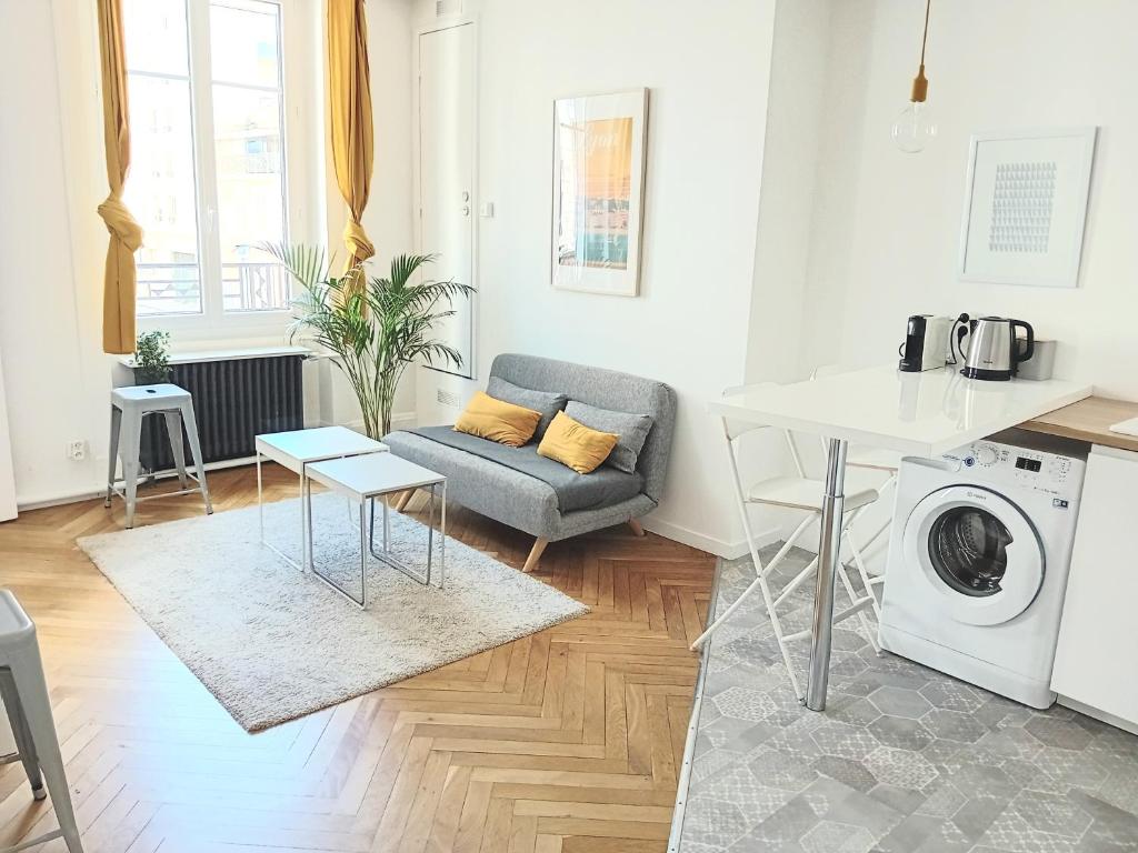 un salon avec un canapé et une machine à laver dans l'établissement Escale 1 - Part Dieu, à Lyon