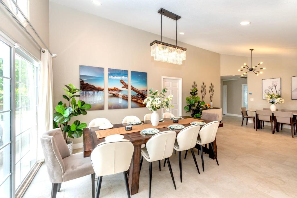 a dining room with a table and chairs at Disneyland Vineyard Villa 6Bed 4Bath Game in Anaheim