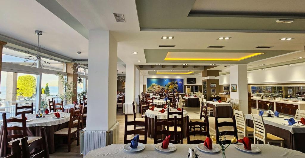 Restoran või mõni muu söögikoht majutusasutuses Hotel Enkelana