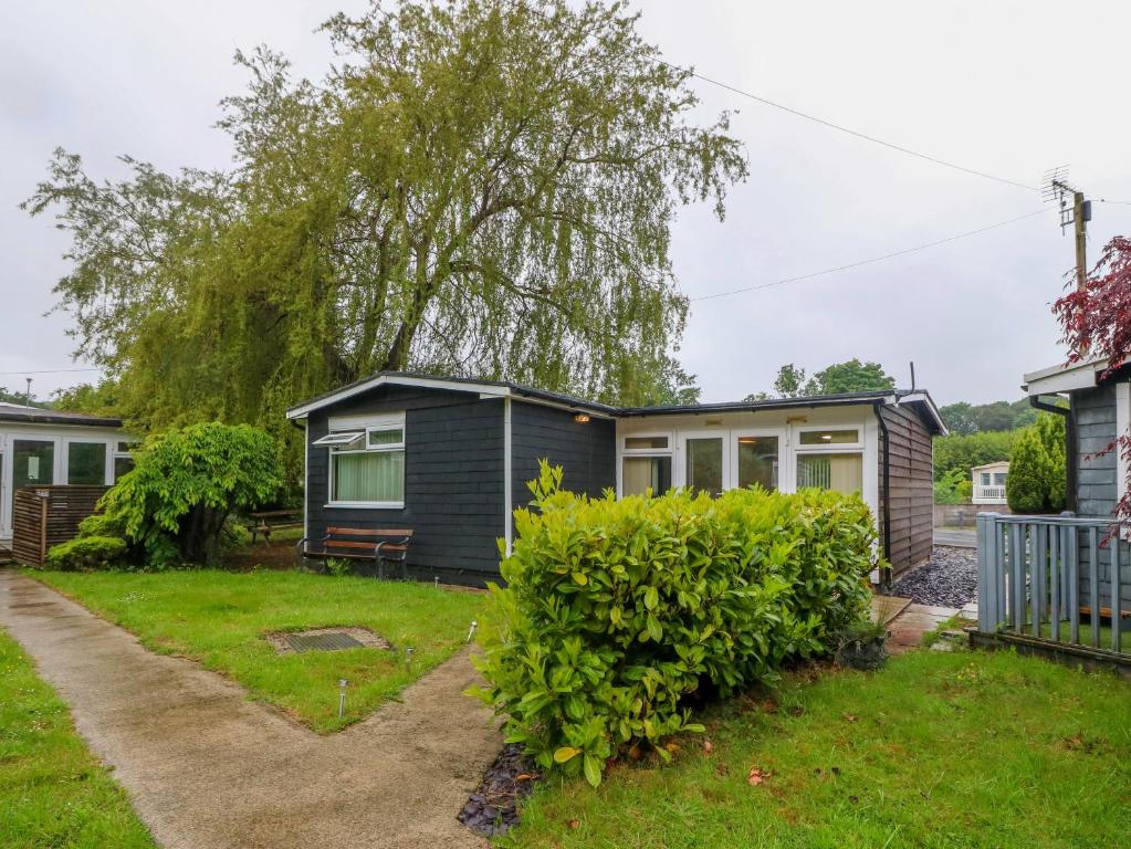 a tiny house in a yard at 245 Riverside Lodge in Caernarfon