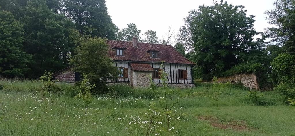 una casa vieja en medio de un campo en Bergerie du château, en Alette