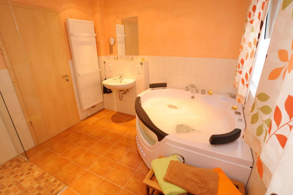 een badkamer met een bad en een wastafel bij Wetekams Ferienwohnung 6 in Diemelstadt 