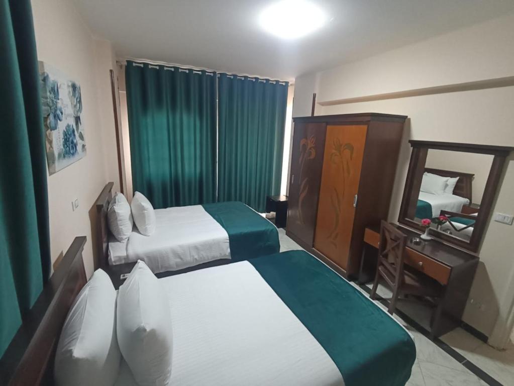 Postel nebo postele na pokoji v ubytování El Obayed Apartments Armed Forces