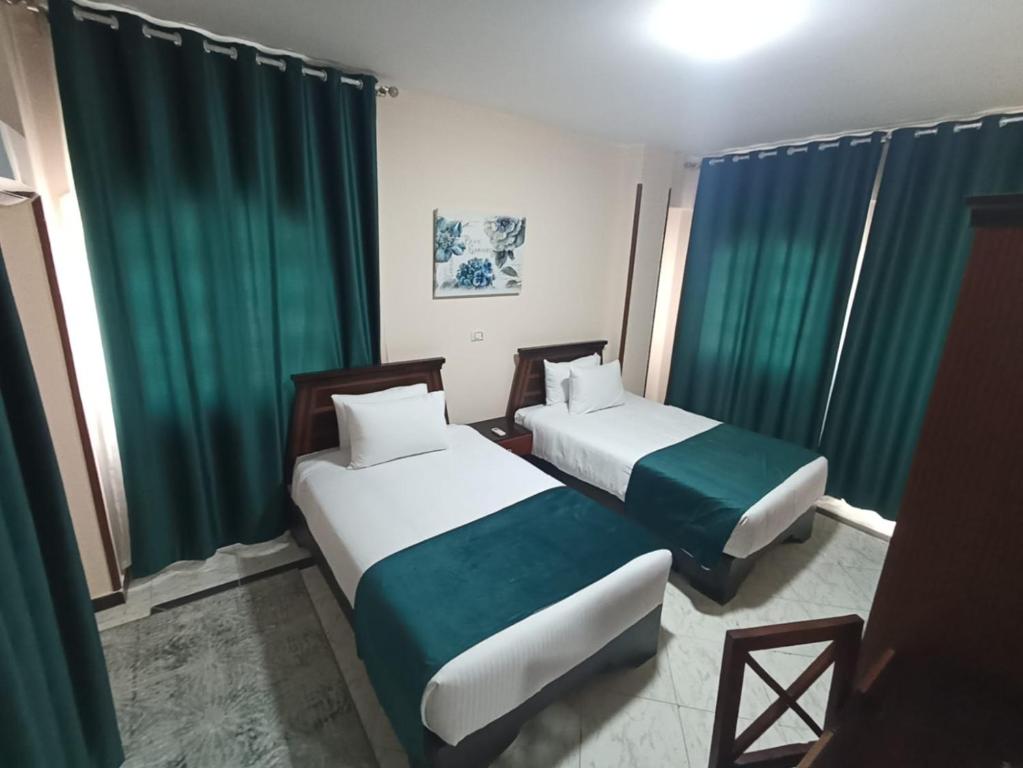 Postel nebo postele na pokoji v ubytování El Obayed Apartments Armed Forces