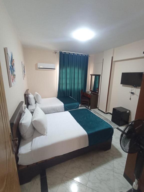 Postel nebo postele na pokoji v ubytování El Obayed Apartments Armed Forces
