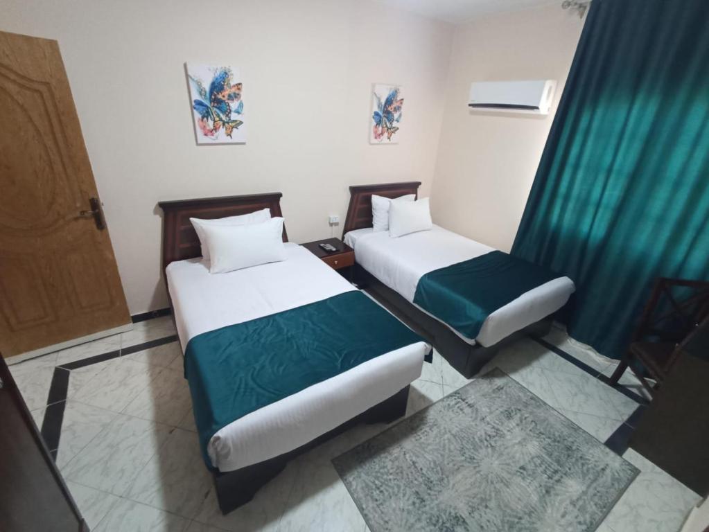 Postel nebo postele na pokoji v ubytování El Obayed Apartments Armed Forces
