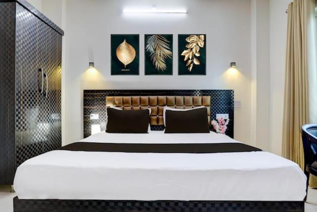 Postel nebo postele na pokoji v ubytování Hotel Rudraksh