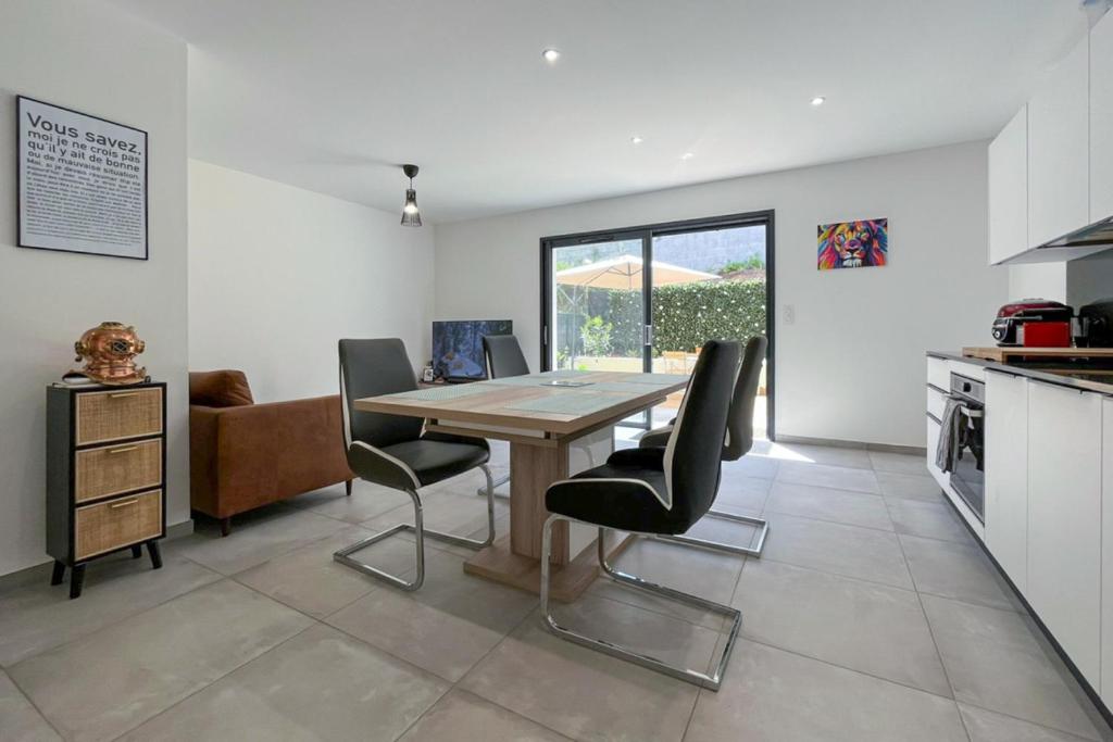 une salle à manger avec une table et des chaises dans une cuisine dans l'établissement Magnifique T3, à Bastelicaccia