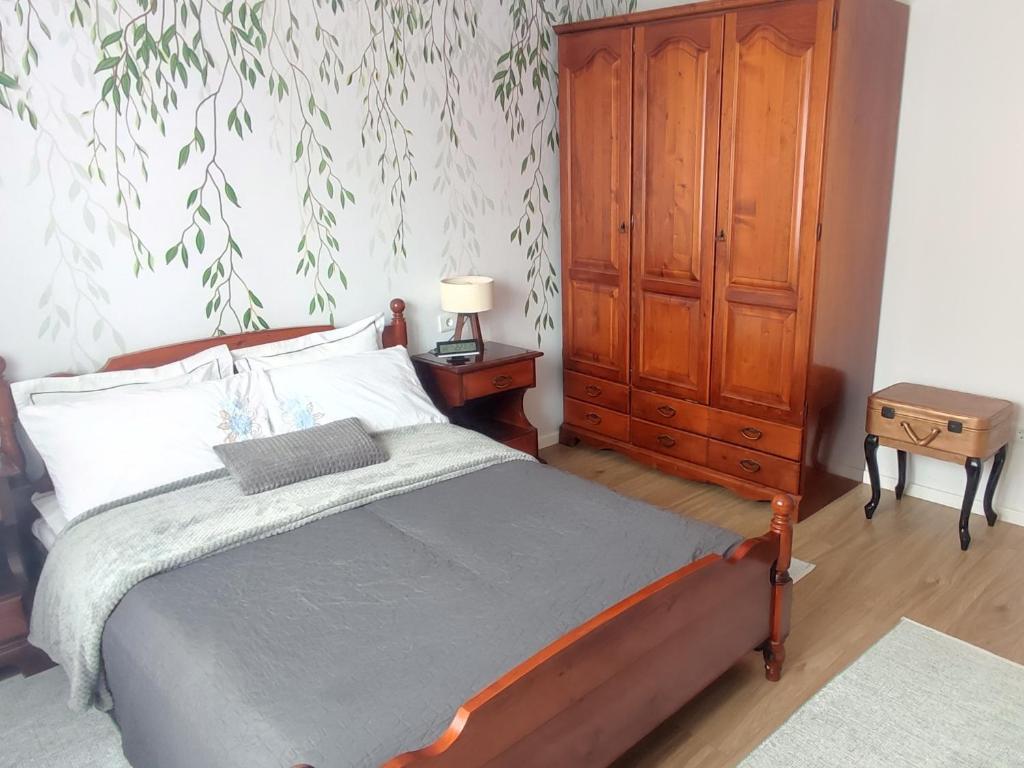 - une chambre avec un lit et une armoire en bois dans l'établissement Apartment Mejtas- city centre, free garage parking, à Sarajevo