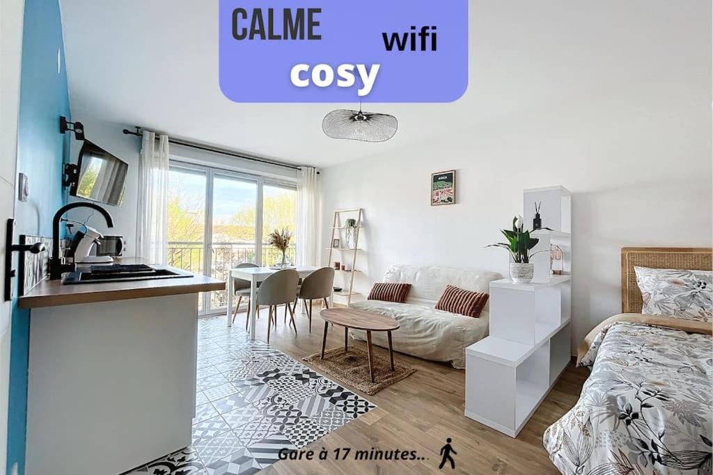 Il comprend une cuisine et un salon avec un lit et une table. dans l'établissement Appart'HomeStudio - Agen, à Agen