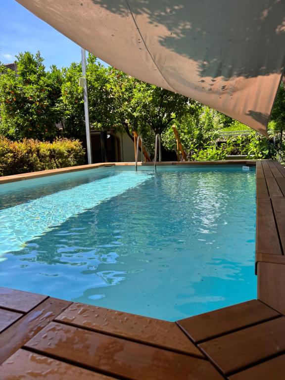 - une piscine avec un parasol dans l'établissement Luxury Relaxing Home with heated pool near Catania, Taormina, the Sea and Mount Etna, à Giarre