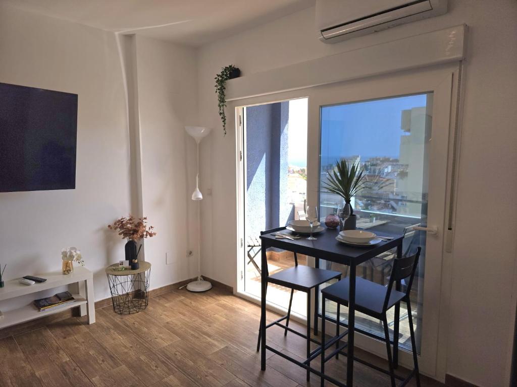 TV a/nebo společenská místnost v ubytování Bellevue Sea view Apartment BY NAMASTE ELITE