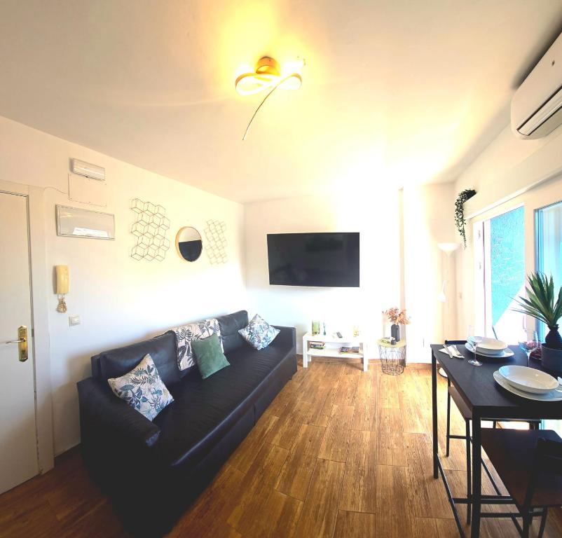 TV a/nebo společenská místnost v ubytování Bellevue Sea view Apartment BY NAMASTE ELITE