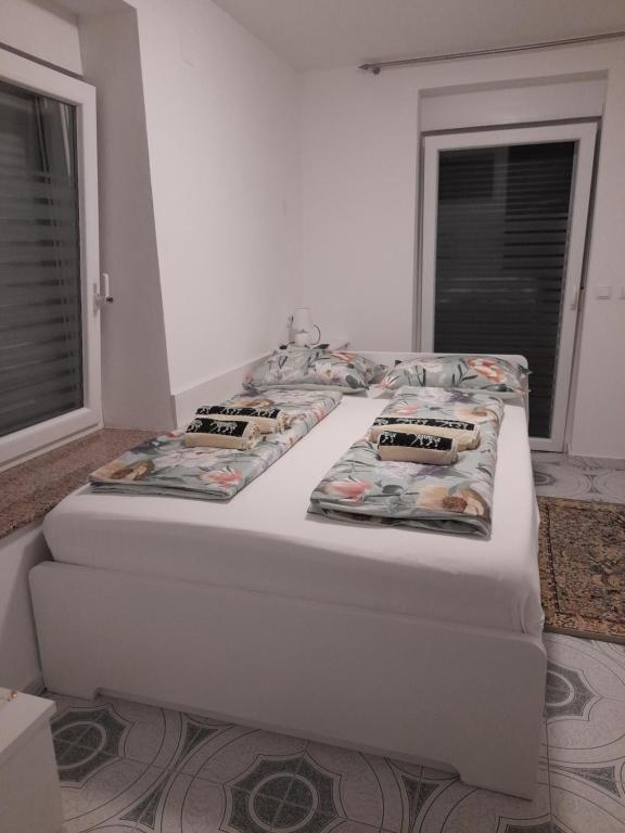 Postel nebo postele na pokoji v ubytování Apartmani Donella