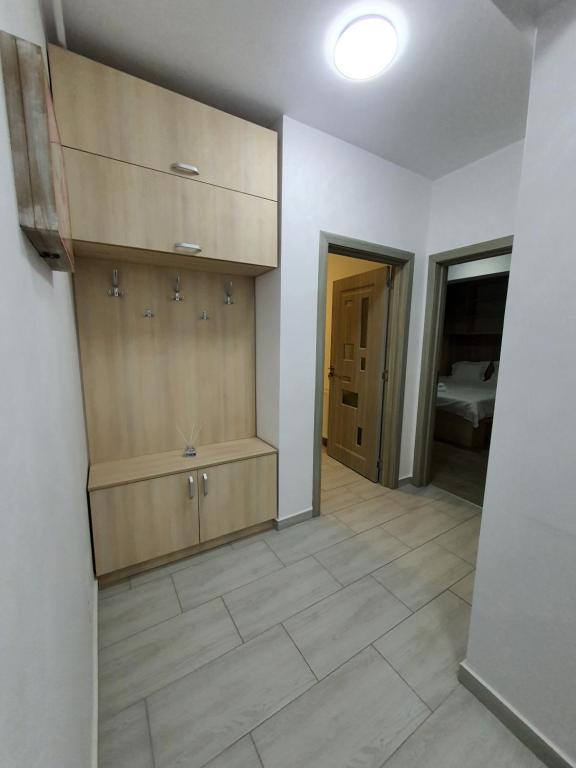 um quarto com um quarto com armários e piso em azulejo em Angi House Otopeni em Otopeni