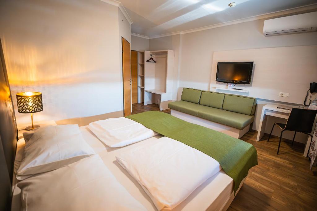 Postel nebo postele na pokoji v ubytování Arion Airport Hotel