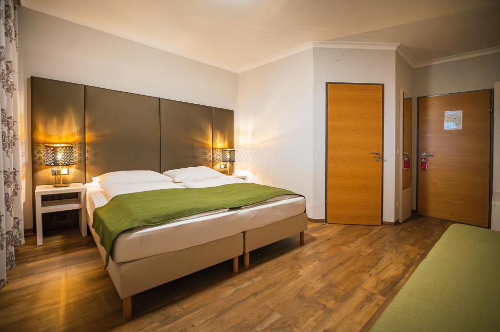 Postel nebo postele na pokoji v ubytování Arion Airport Hotel