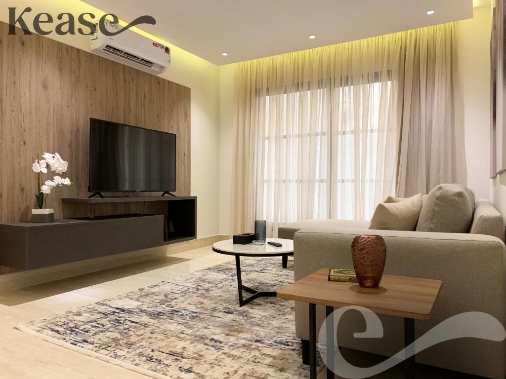 ein Wohnzimmer mit einem Sofa und einem Flachbild-TV in der Unterkunft Kease Ghadeer A-4 Royal touch Terrace XZ99 in Riad