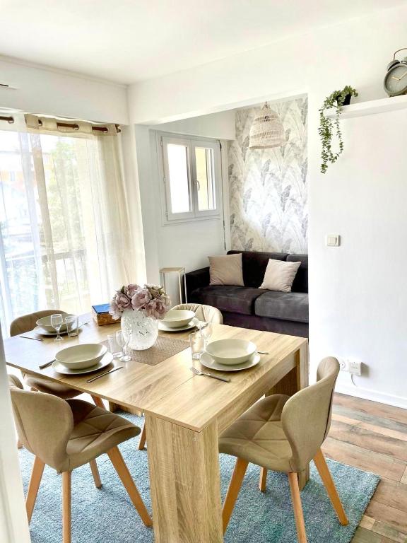 un salon avec une table et un canapé dans l'établissement A 10min de Paris La Défense et Roland garros appartement tout confort avec parking et climatisation, à Rueil-Malmaison