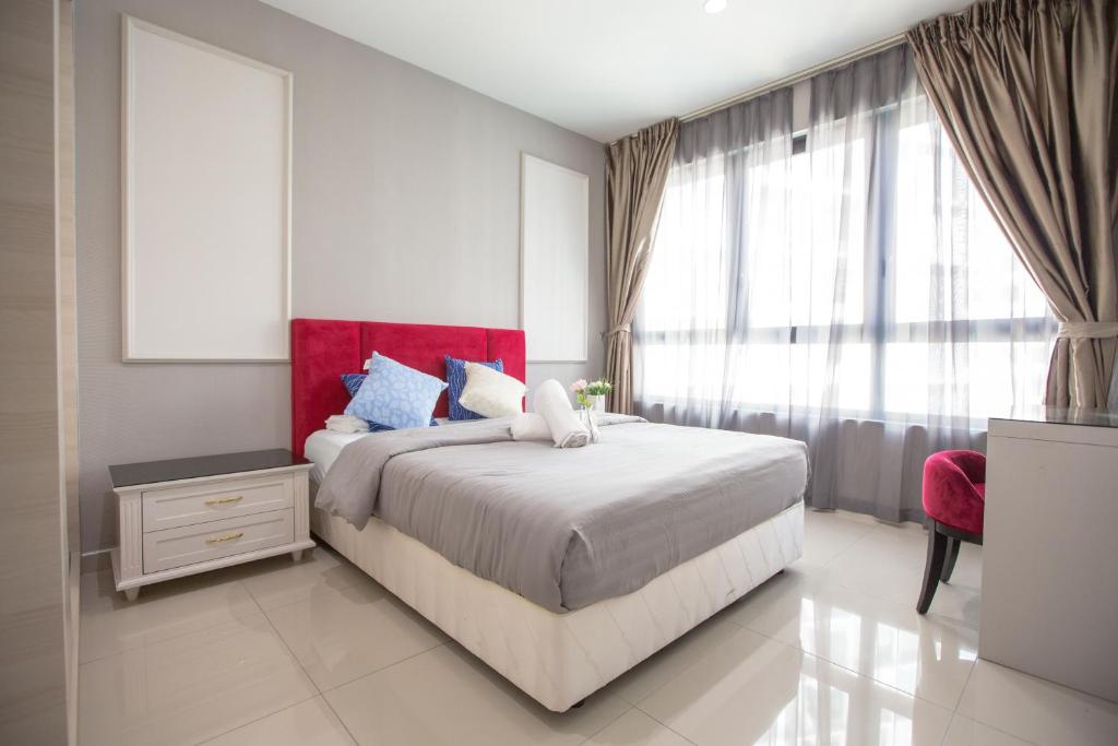 - une chambre avec un lit doté d'une tête de lit rouge et d'une fenêtre dans l'établissement Studio 3 pax at I City by Bai Yi # 0711, à Shah Alam