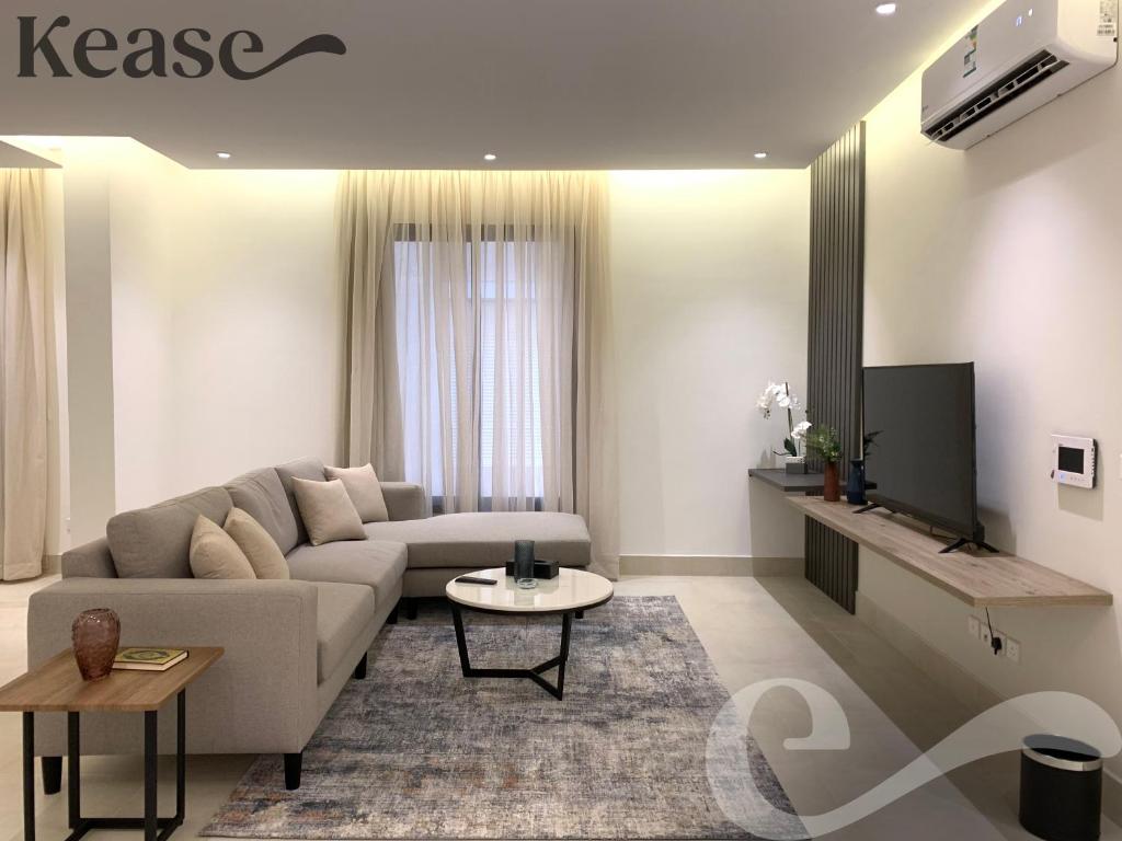 uma sala de estar com um sofá e uma televisão em Kease Hittin B-5 Elegance AG32 em Riyadh