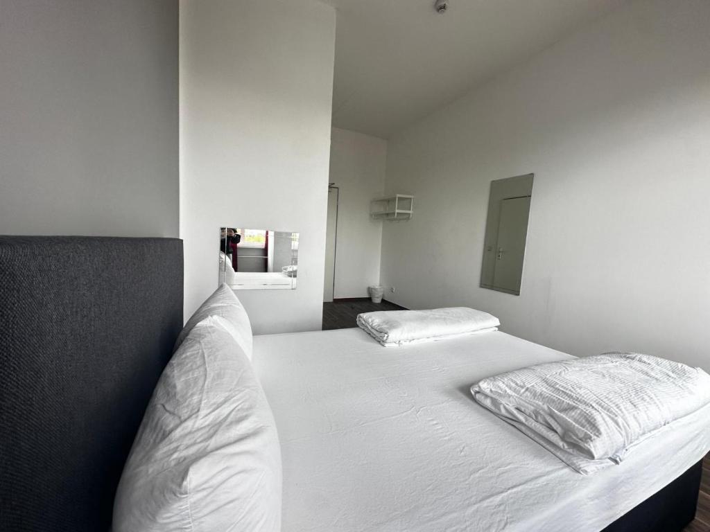 Postel nebo postele na pokoji v ubytování Ootel.com