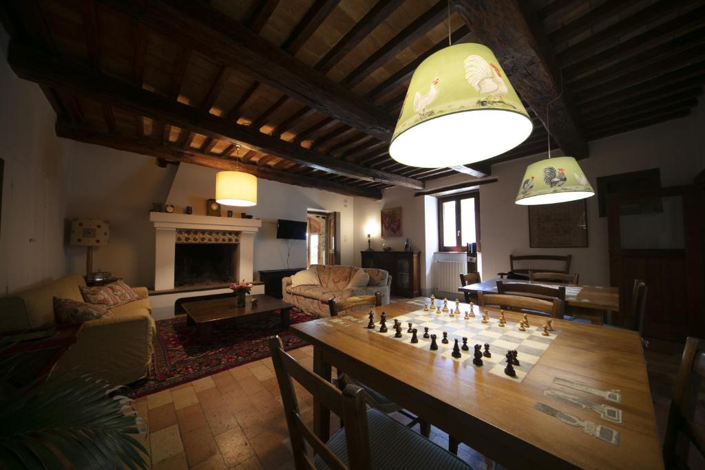 Televízia a/alebo spoločenská miestnosť v ubytovaní Locanda Rosati