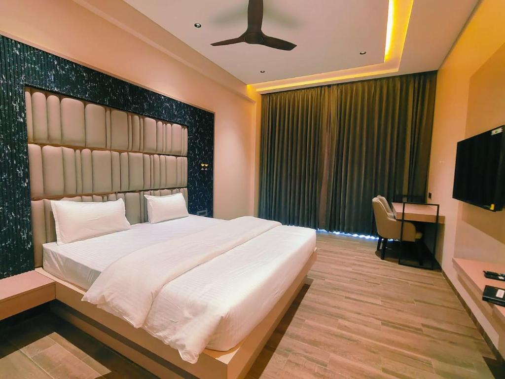 Postel nebo postele na pokoji v ubytování Hotel Akshay Palace Ahmednagar