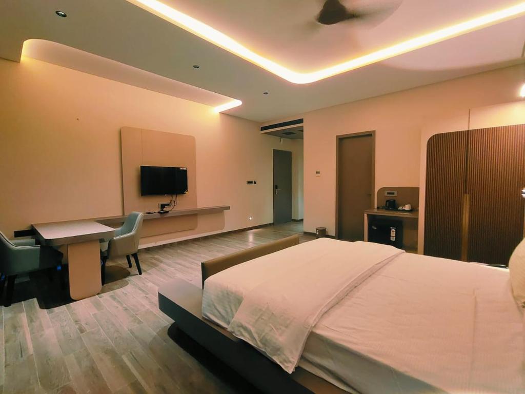 TV a/nebo společenská místnost v ubytování Hotel Akshay Palace Ahmednagar