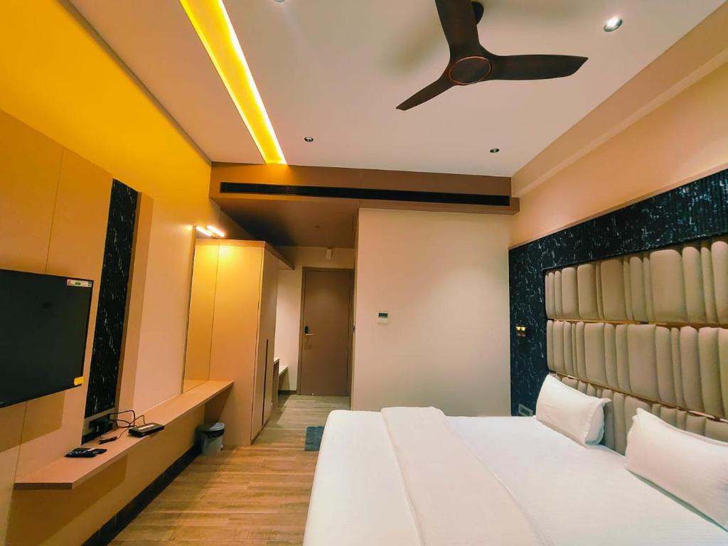 Postel nebo postele na pokoji v ubytování Hotel Akshay Palace Ahmednagar