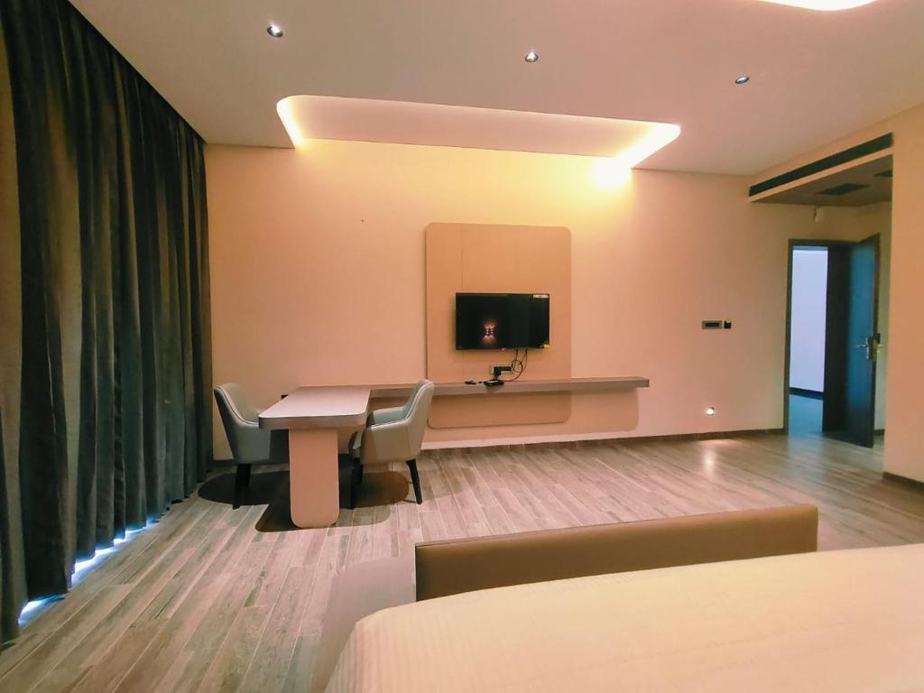 TV a/nebo společenská místnost v ubytování Hotel Akshay Palace Ahmednagar