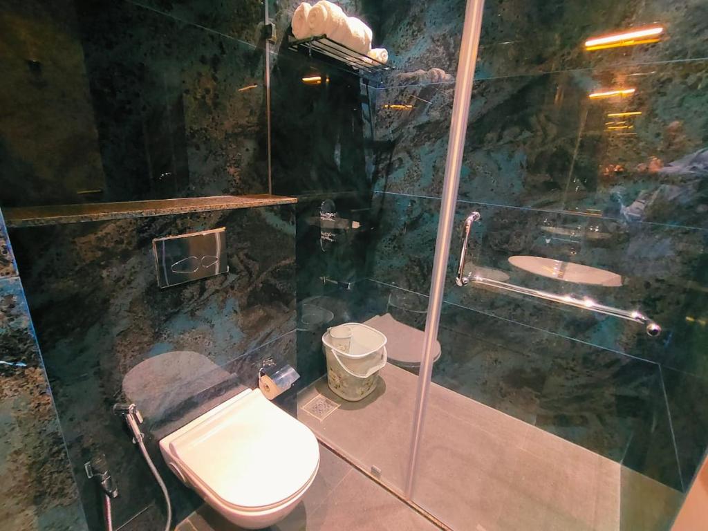 Koupelna v ubytování Hotel Akshay Palace Ahmednagar