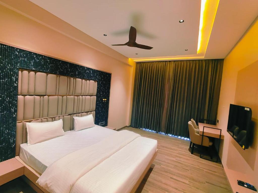 Postel nebo postele na pokoji v ubytování Hotel Akshay Palace Ahmednagar