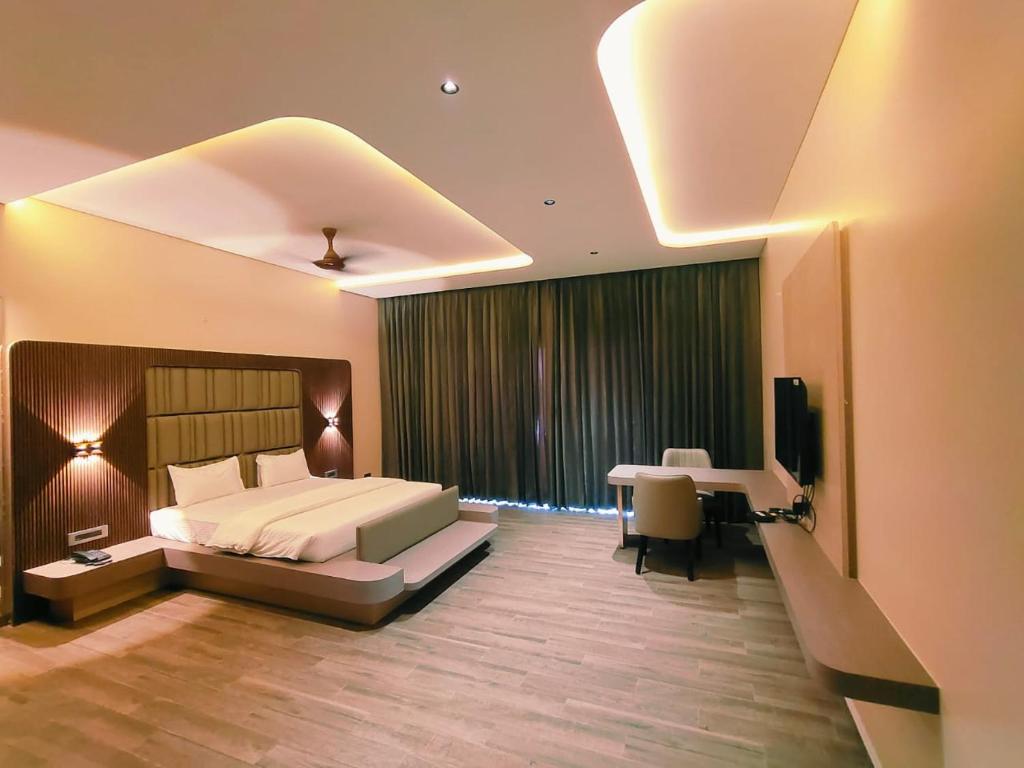 Postel nebo postele na pokoji v ubytování Hotel Akshay Palace Ahmednagar