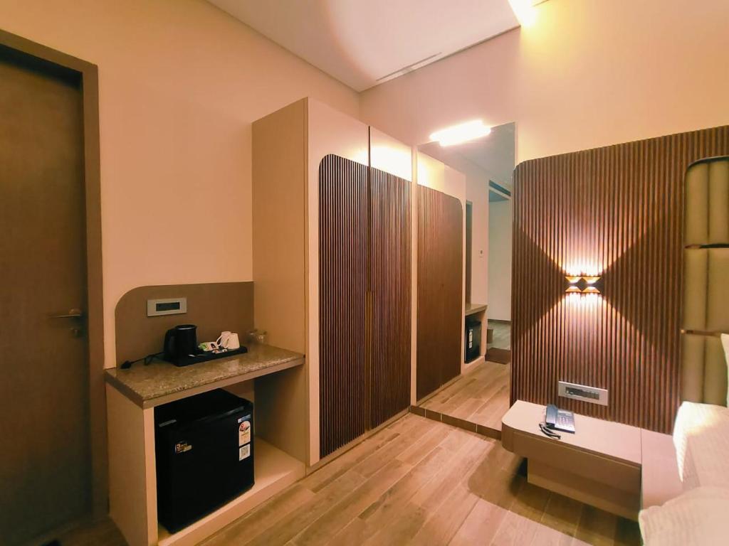 Postel nebo postele na pokoji v ubytování Hotel Akshay Palace Ahmednagar