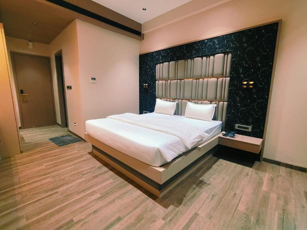 Postel nebo postele na pokoji v ubytování Hotel Akshay Palace Ahmednagar