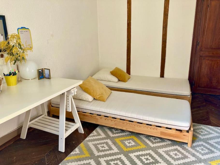 Postel nebo postele na pokoji v ubytování Appartement ancien