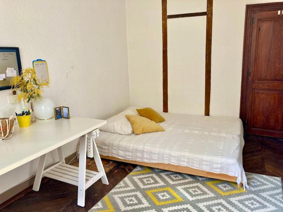 Postel nebo postele na pokoji v ubytování Appartement ancien