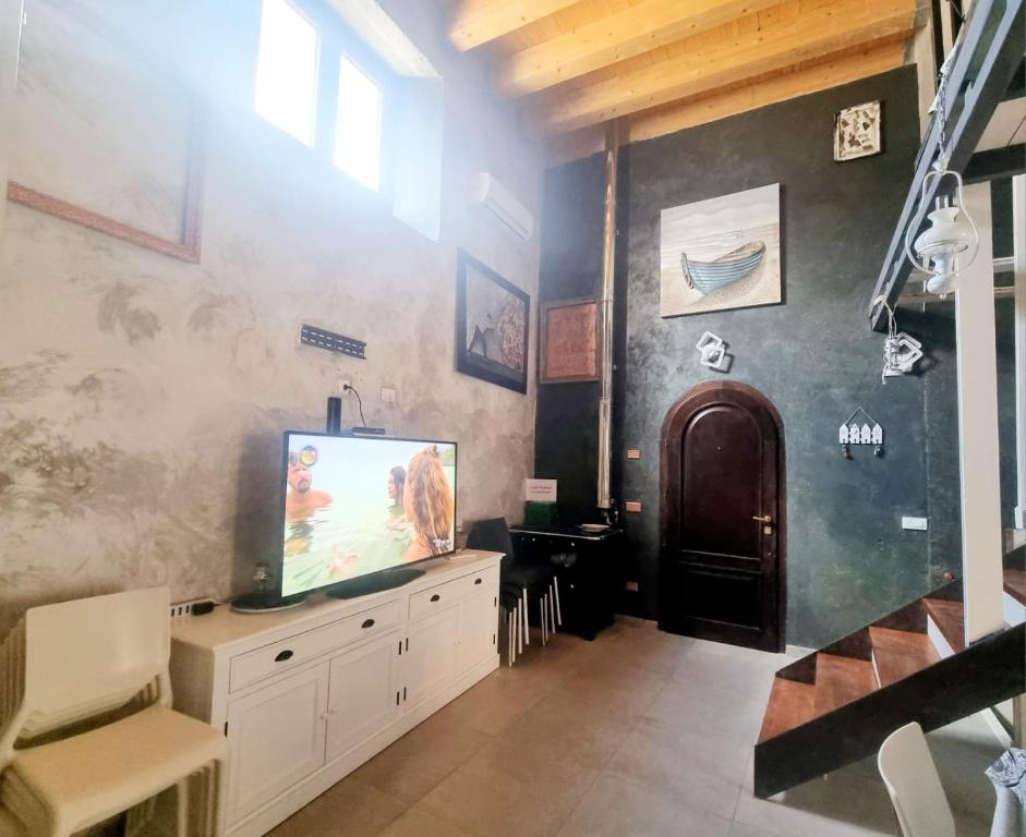 Telewizja i/lub zestaw kina domowego w obiekcie Casa vacanza in lipari ,PIANO PIANO