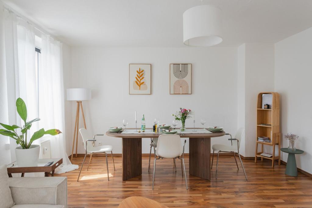 - une salle à manger avec une table et des chaises dans l'établissement Spa Apartment am Bauhausmuseum, à Dessau
