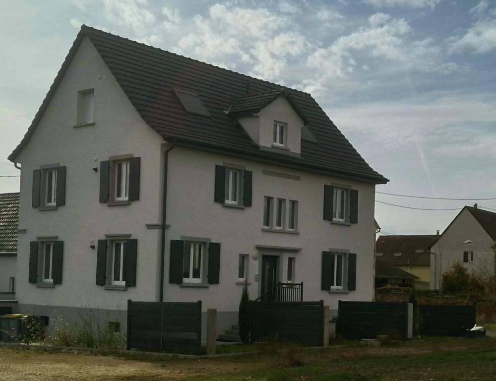 une grande maison blanche avec un toit noir dans l'établissement Appartement 3 Pièces Porche Europapark et Rulantica, à Sand