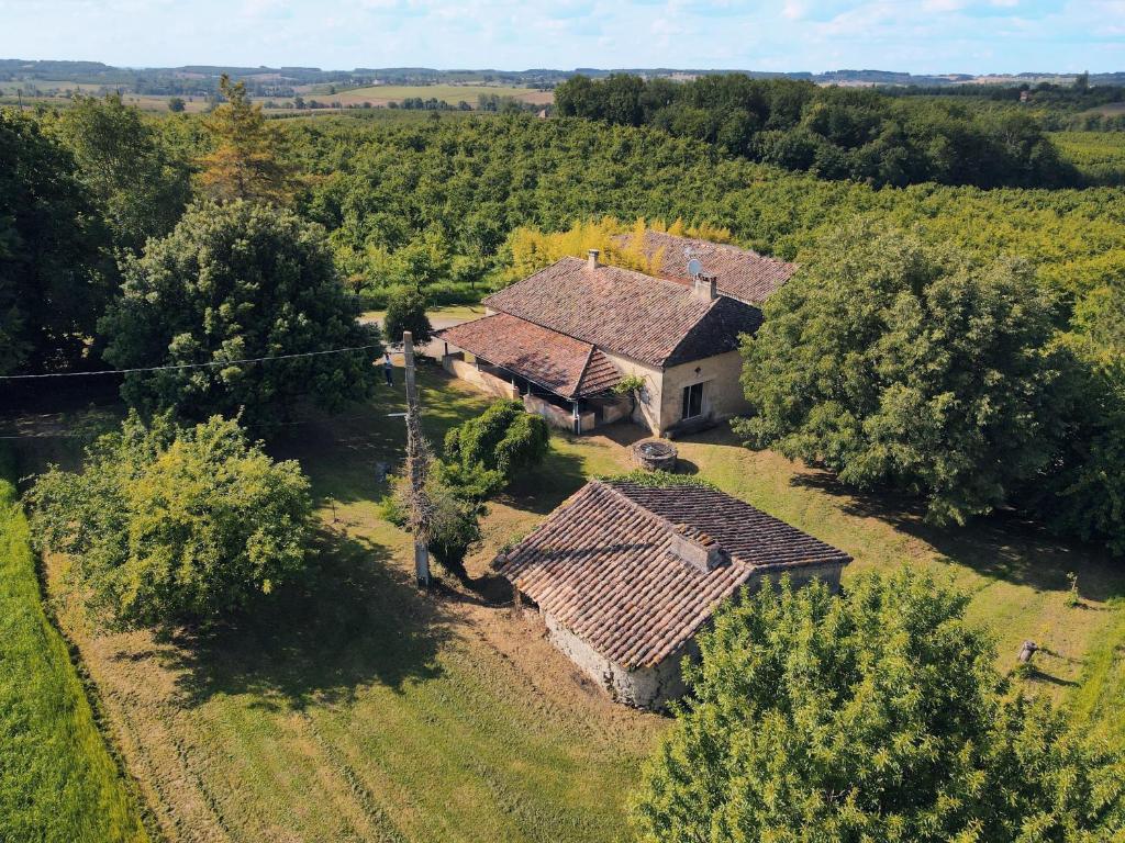 une vue aérienne d'une maison dans un champ dans l'établissement Maison de Campagne, à Beaugas