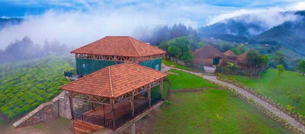 una vista aérea de un edificio con techo en Kitabi EcoCenter en Gabegi