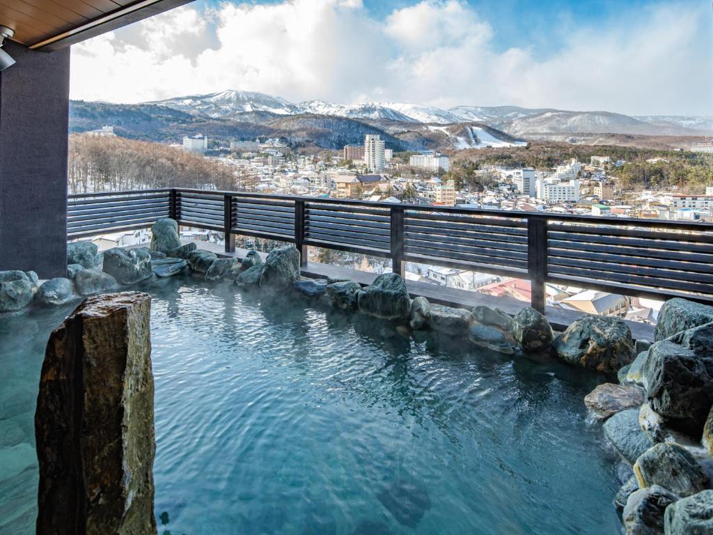 Nespecifikovaný výhled na hory nebo výhled na hory při pohledu z hotelu