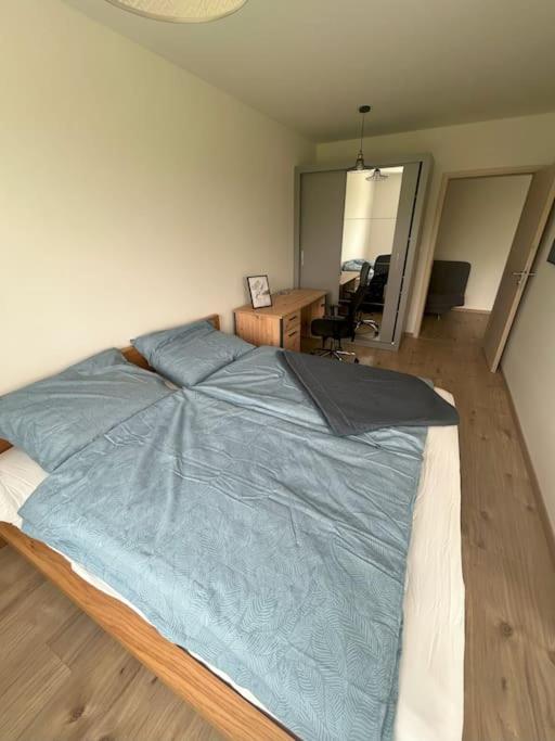 Postel nebo postele na pokoji v ubytování Modern aparment in Moruse compex with free parking