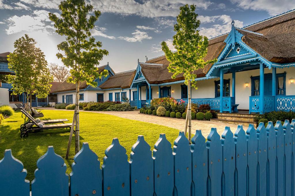 uma cerca azul em frente a uma casa em Casa Filip din Sarichioi em Sarichioi